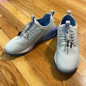 Clove nursing sneaker size 9